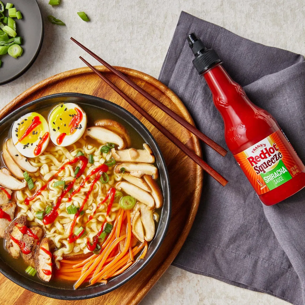 Frank's RedHot Sriracha salsa squeeze 355 ml forte